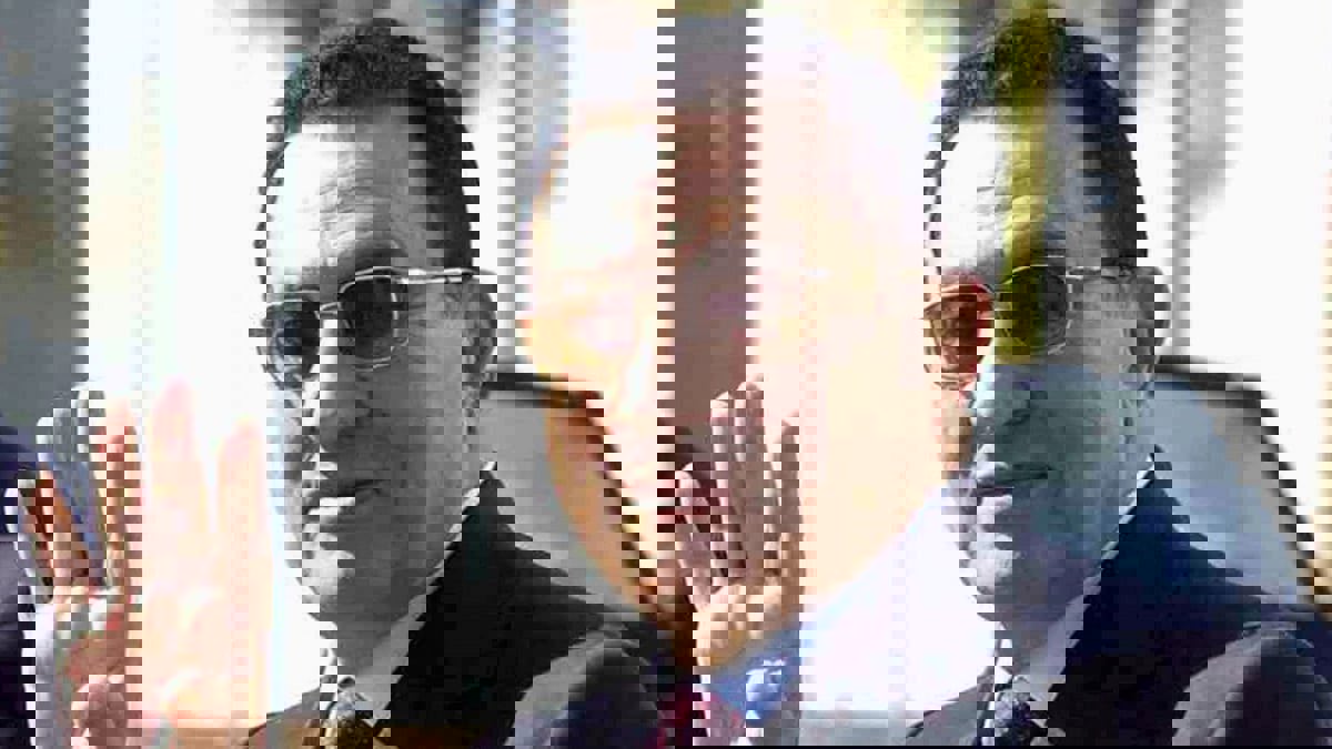 علاء مبارك يشعل جدلا بنشره فيديو عن والده الراحل (فيديو) 