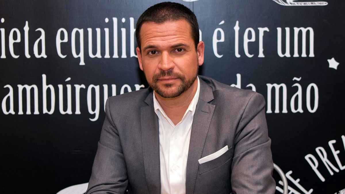 القمصان لن تحسم المباريات.. المدير الرياضي للأهلي السعودي يصعق نجوم الفريق 