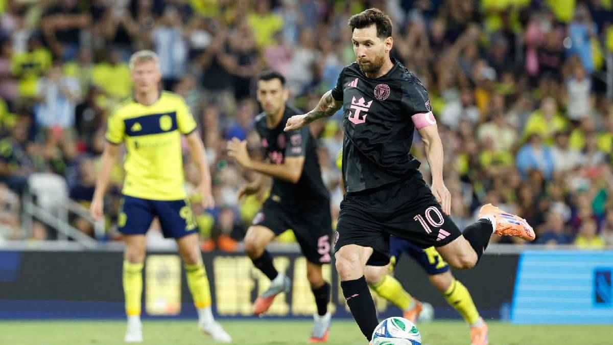 هاتريك ميسي يقود إنتر ميامي لفوز عريض على ناشفيل في الدوري الأمريكي (فيديو)