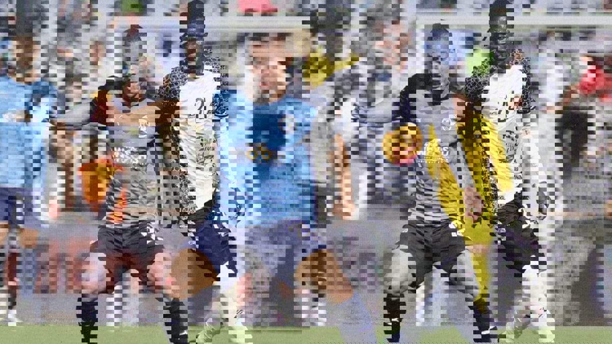 جماهير مازيمبي تقتحم الملعب بعد نهاية مباراة بيراميدز في كأس الكونفدرالية الأفريقية (فيديو)