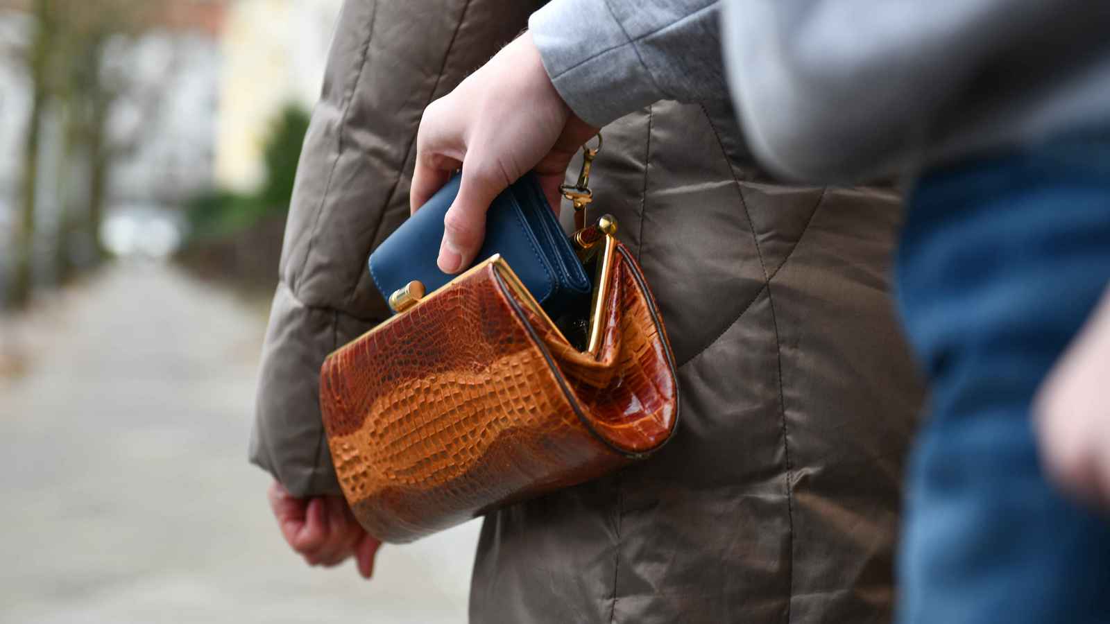 سائحة بحرينية تقع ضحية عصابة نسائية في إسطنبول