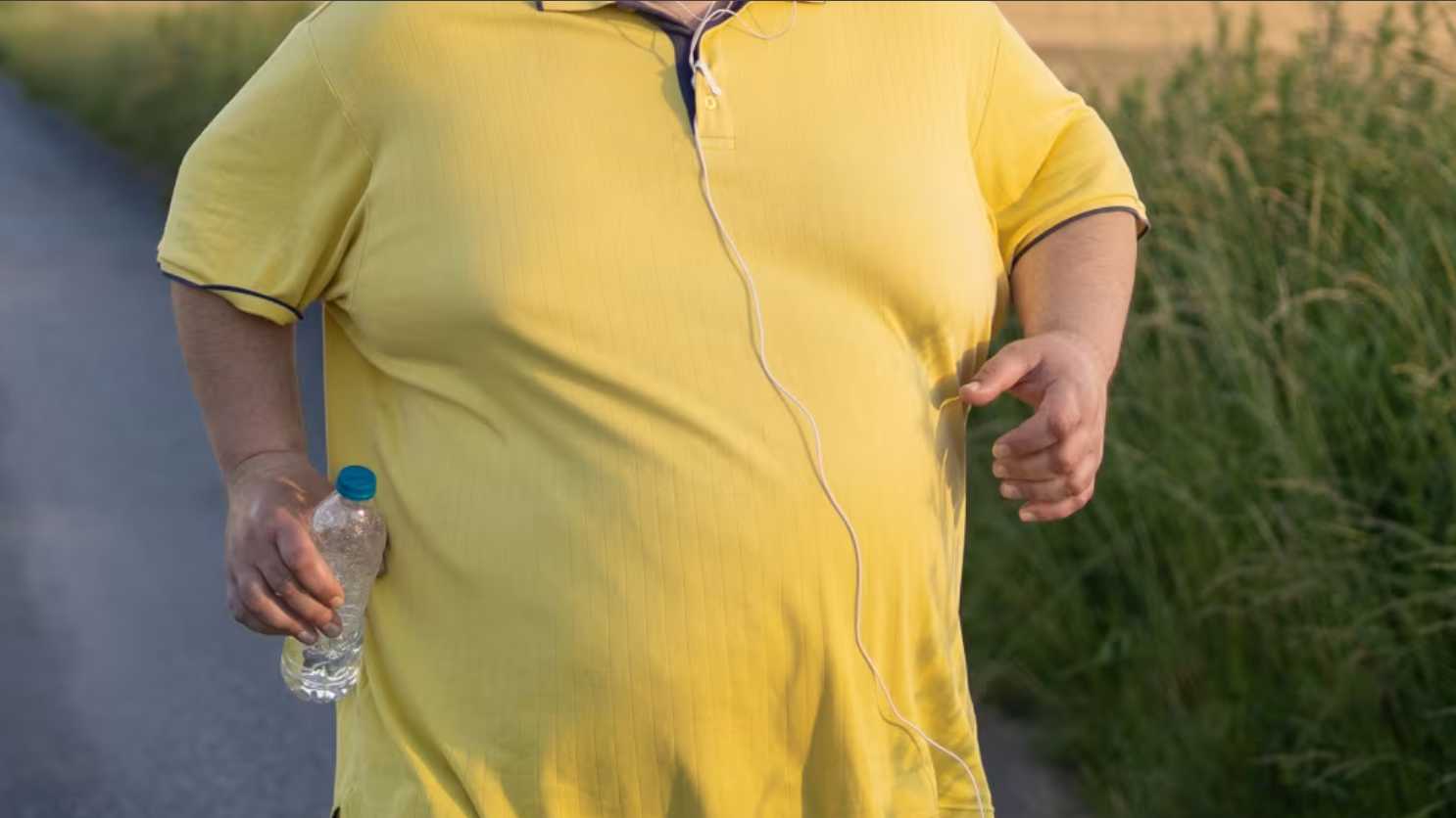 لماذا قد يكون "ثدي الرجل" إنذارا لمشكلة خطيرة؟ (فيديو إرم)