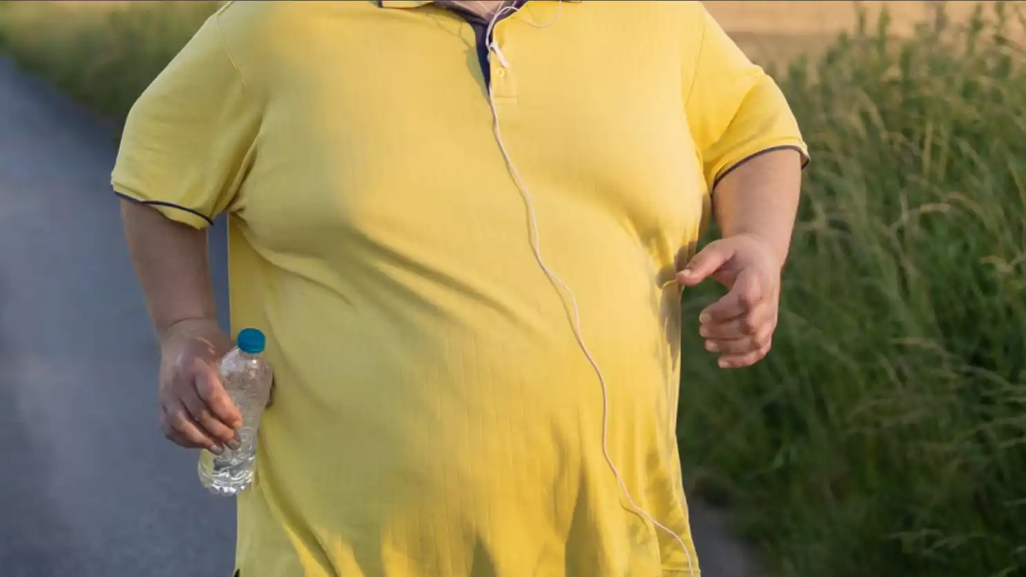 لماذا قد يكون "ثدي الرجل" إنذارا لمشكلة خطيرة؟ (فيديو إرم)