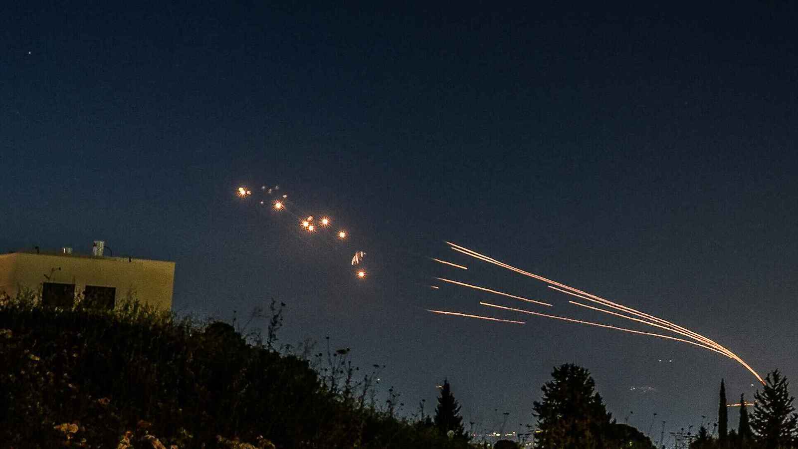 لأول مرة منذ حرب 2006.. صواريخ حزب الله تستهدف وسط مدينة حيفا (فيديو)