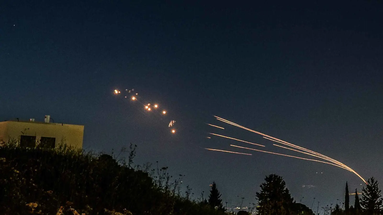 لأول مرة منذ حرب 2006.. صواريخ حزب الله تستهدف وسط مدينة حيفا (فيديو)