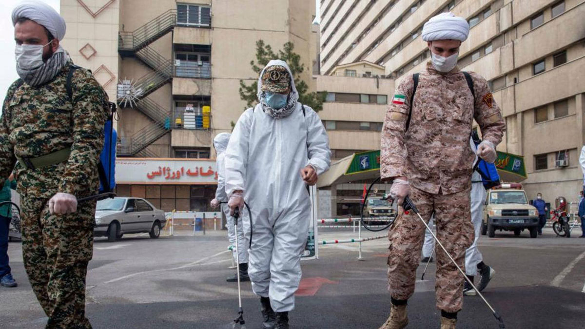 "الباسيج" يوزع علاجا مزعوما لكورونا معتمدا على الخرافات في إيران (صور)