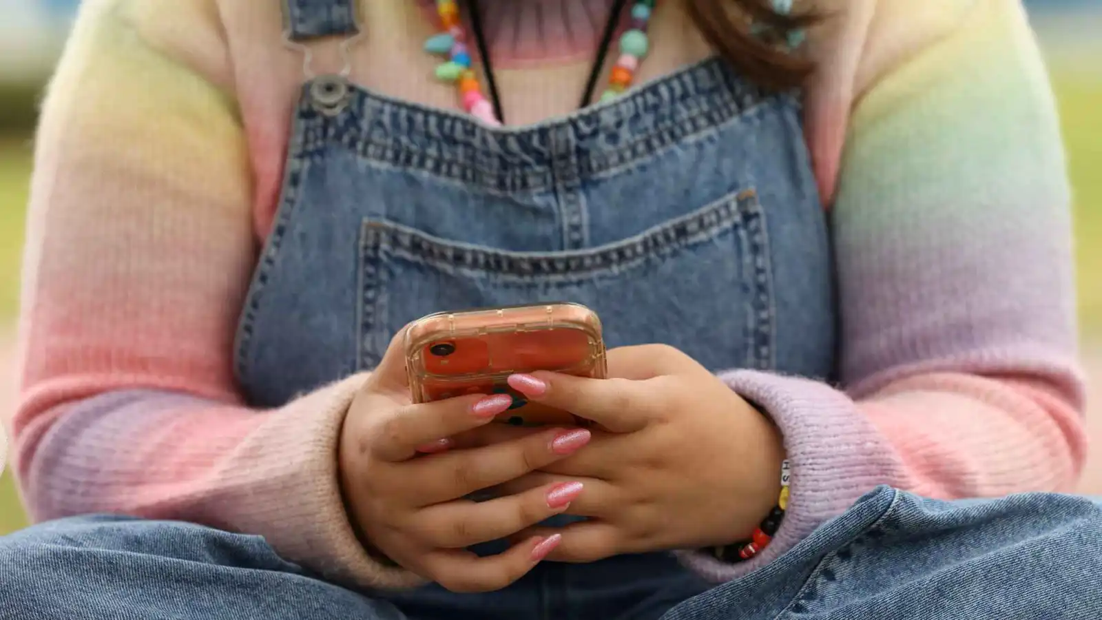 "اللوردات" يقر حظر وسائل التواصل للقاصرين في بريطانيا