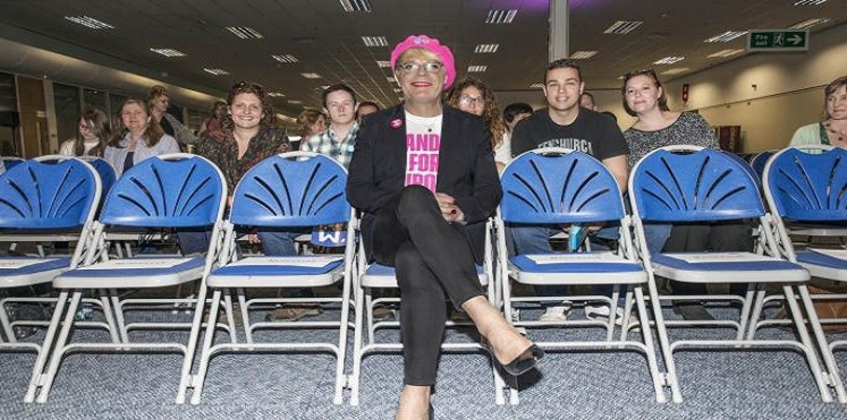 الكوميديان إدي آيزارد يترشح لانتخابات مجلس العموم البريطاني