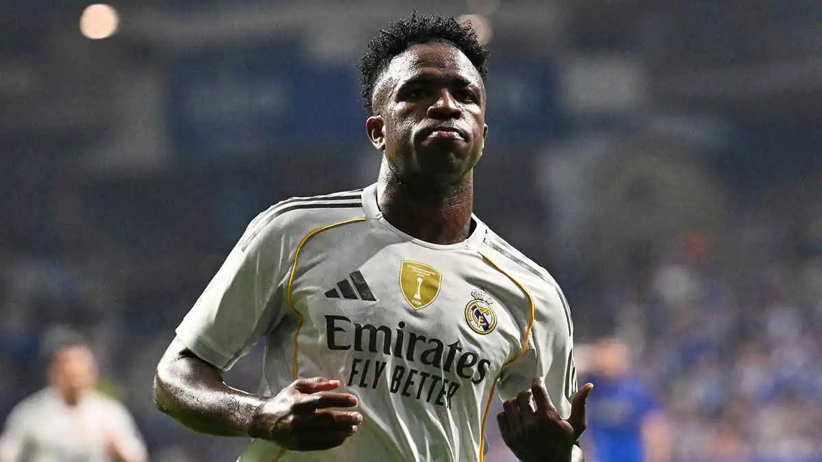 في منزلك.. فينيسيوس جونيور يفاجئ نجم النصر السعودي (صورة)