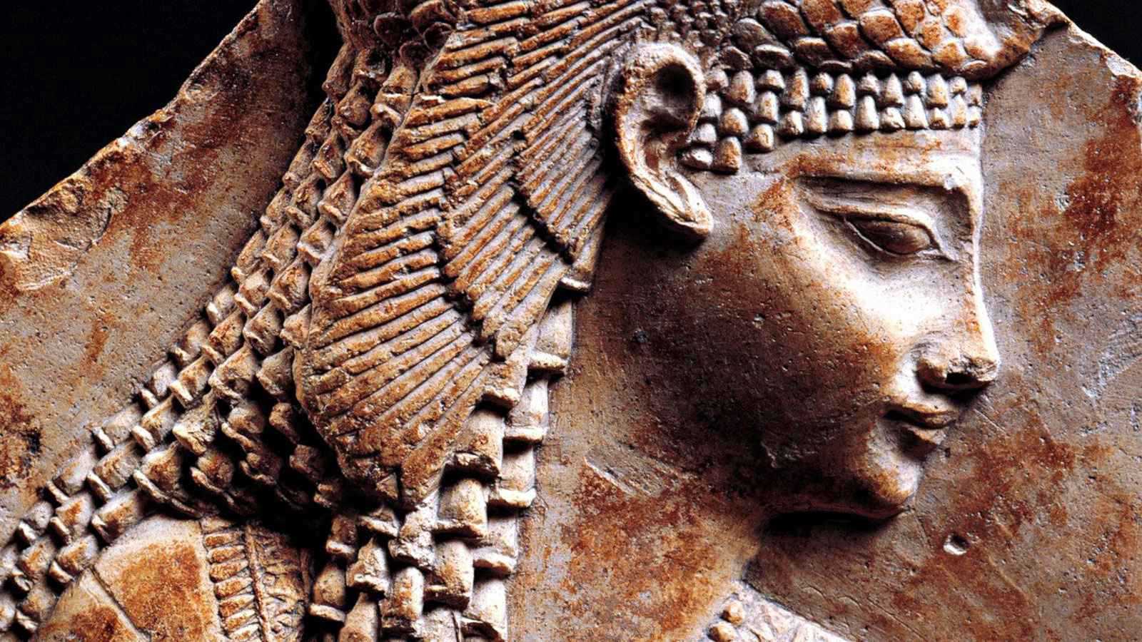 اكتشاف تمثال ونفق يُقصر طريق العلماء إلى قبر  كليوبترا