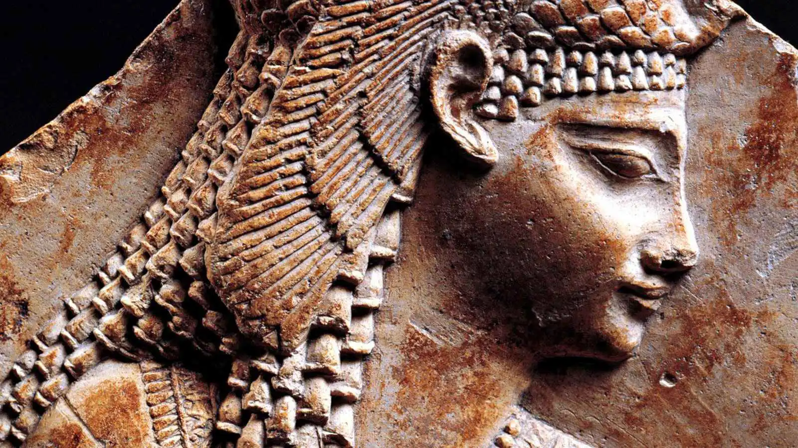 اكتشاف تمثال ونفق يُقصر طريق العلماء إلى قبر  كليوبترا