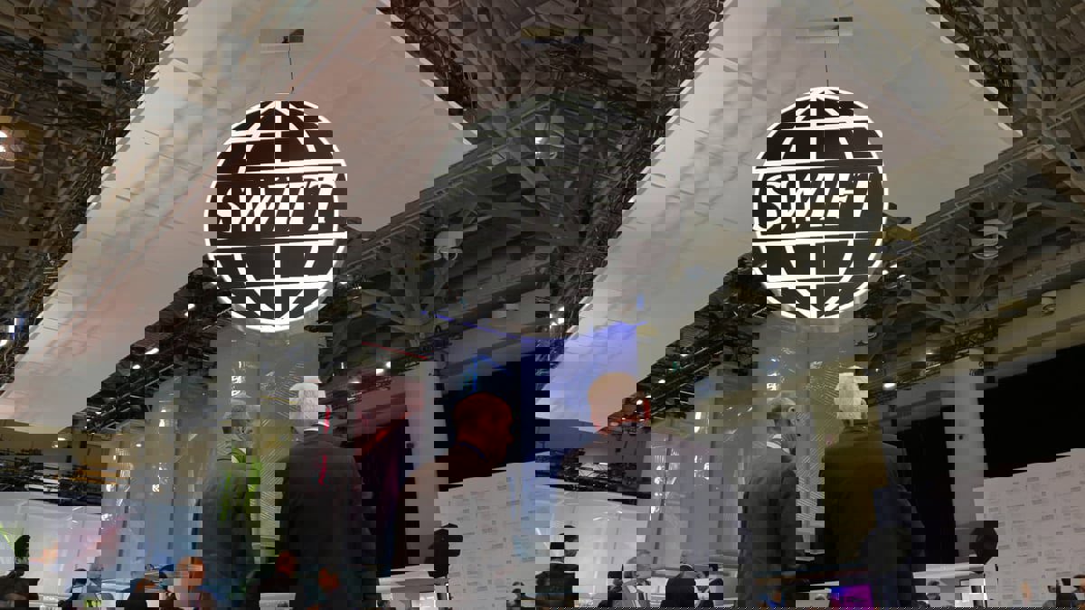 "فوربس": استبعاد روسيا من "سويفت" يغير المشهد المالي العالمي ويعزز البدائل