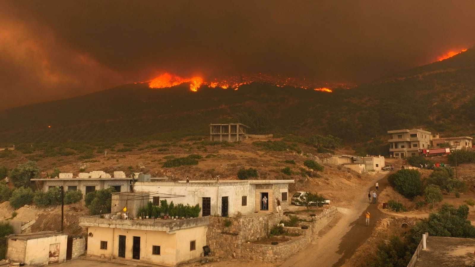 حرائق سوريا تزداد صعوبة وتمتد لمناطق جديدة (فيديو)