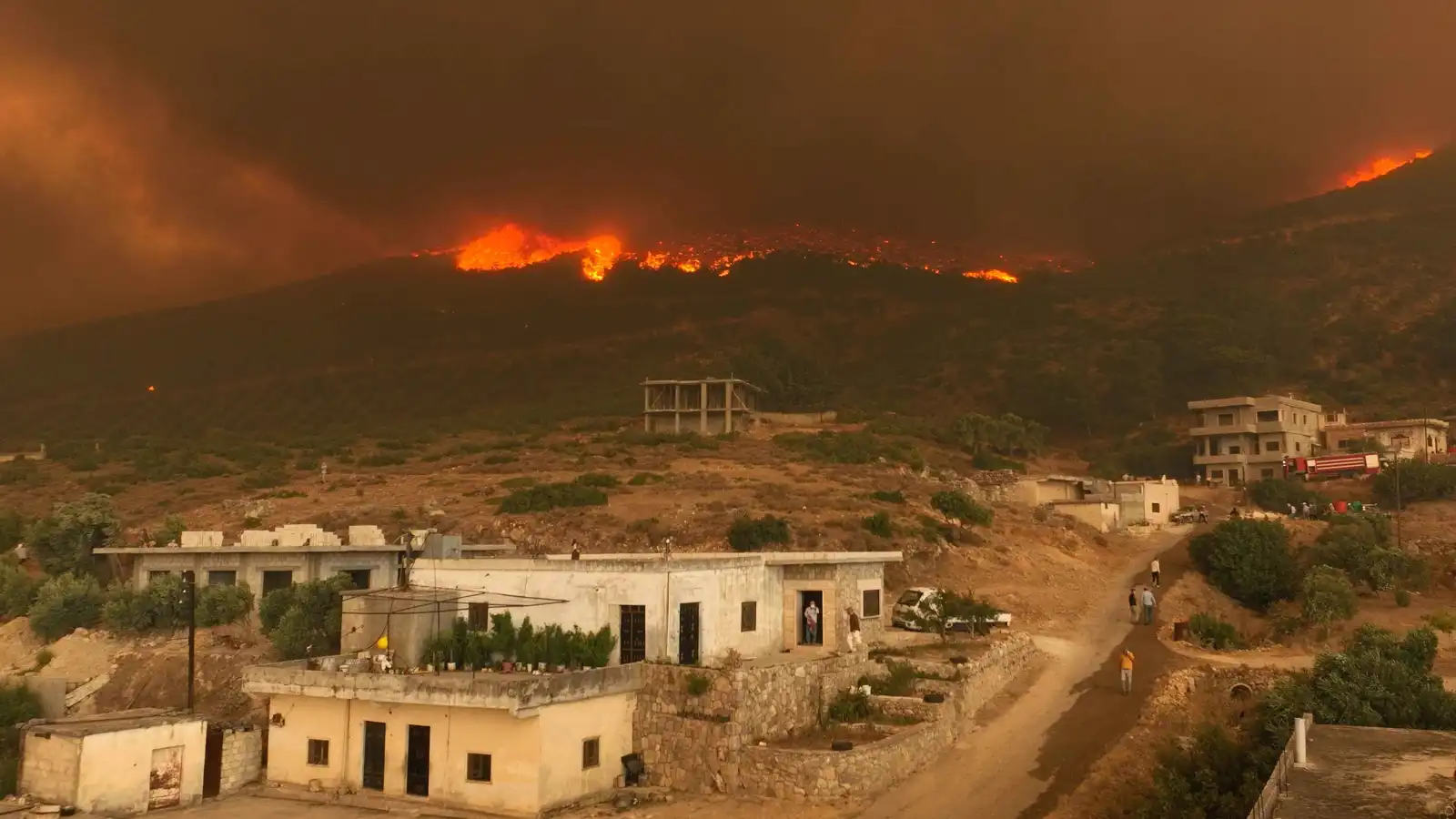 حرائق سوريا تزداد صعوبة وتمتد لمناطق جديدة (فيديو)