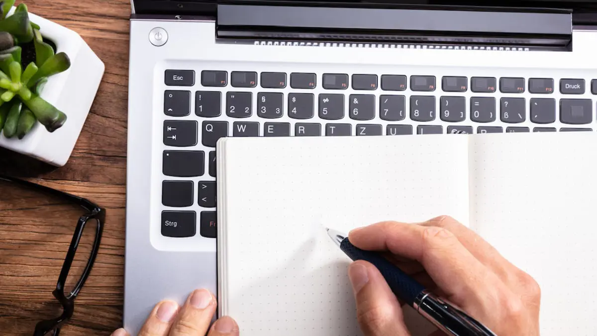 مجهول يكتب الروايات