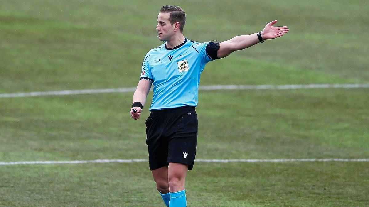 تسببوا في أزمة.. تصريحات نارية من محمد عادل بسبب حكام مباراة الأهلي وبيراميدز