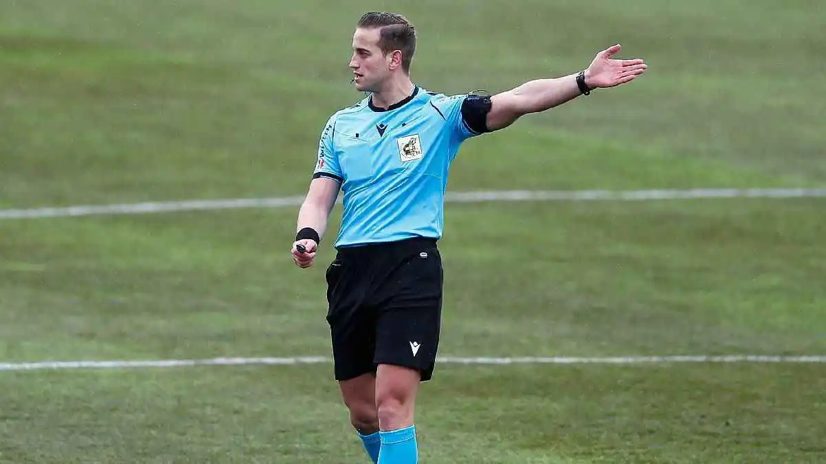 تسببوا في أزمة.. تصريحات نارية من محمد عادل بسبب حكام مباراة الأهلي وبيراميدز