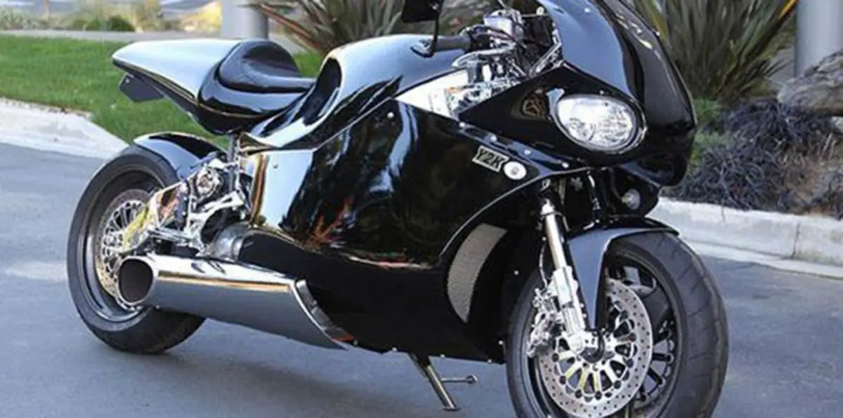 بالصور.. الإرهاب يدفع شابًا سعوديًا للدوران حول أوروبا بدرّاجته