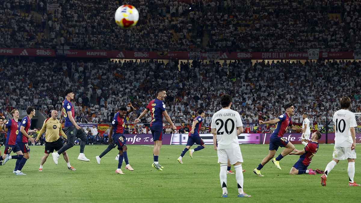 لماذا لم يلغِ حكم الكلاسيكو هدف برشلونة الثاني رغم دخول البدلاء الملعب؟ (فيديو)