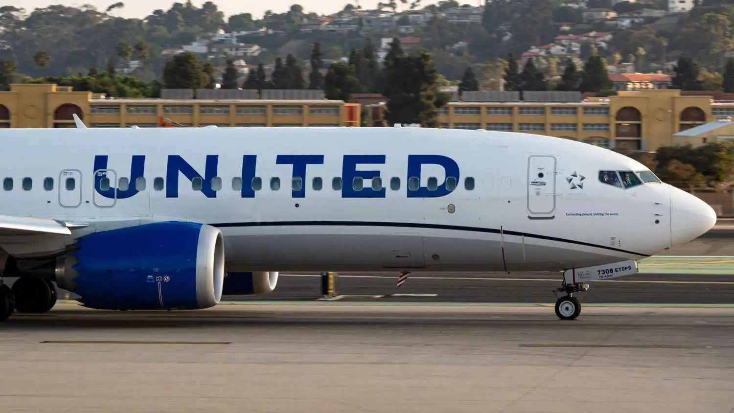 مشادة على متن طائرة تؤدي إلى طرد "راكبة متوترة" (فيديو)