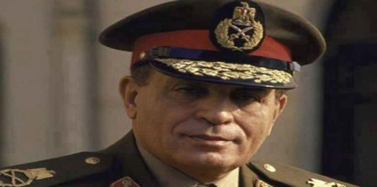 طيار رؤساء مصر يروي لـ"إرم نيوز" العلاقة المثيرة بين مبارك ووزير دفاعه "أبو غزالة"