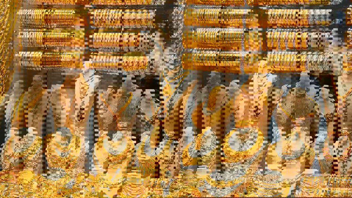 الذهب يتخلى عن أكبر مكاسبه في أسبوع مع ارتفاع الدولار