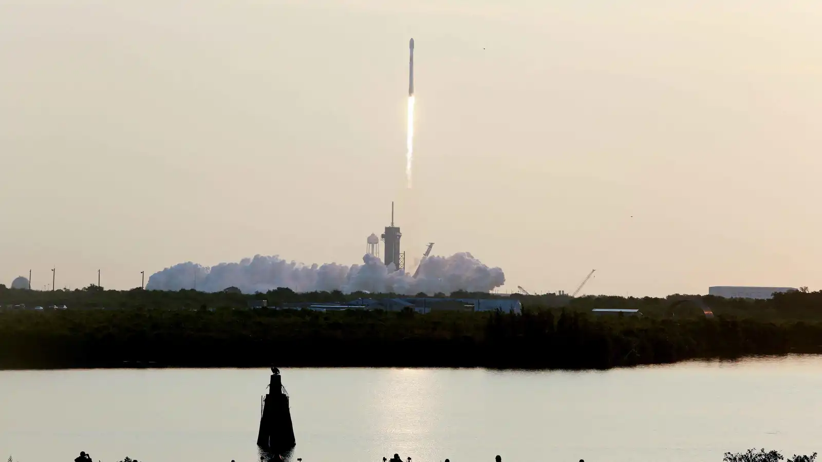 سبيس إكس توسع شبكة "ستارلينك".. 15000 قمر صناعي حول العالم