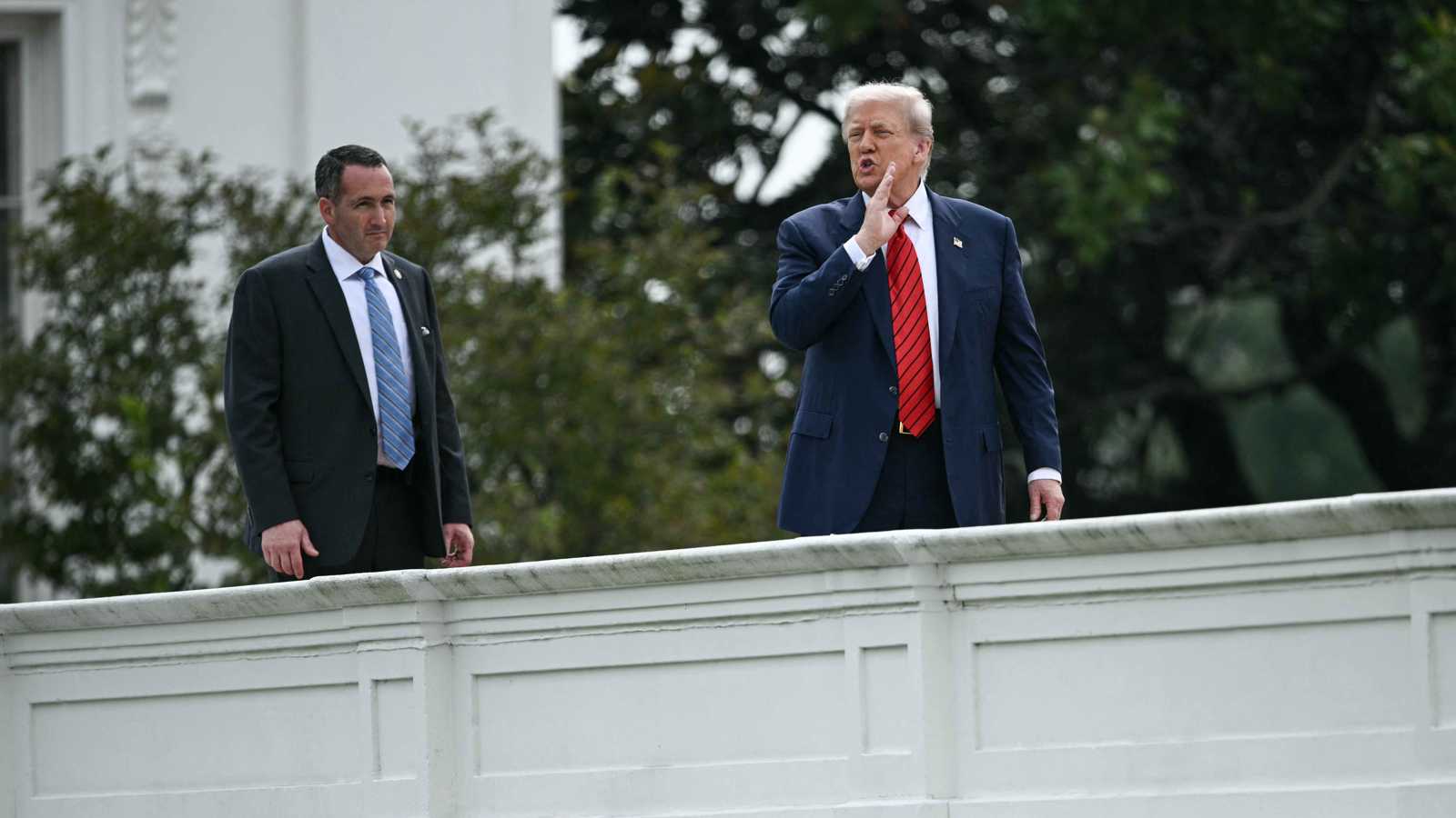 "صواريخ نووية".. ترامب يدلي بتصريحات ساخرة من فوق سطح البيت الأبيض (فيديو)