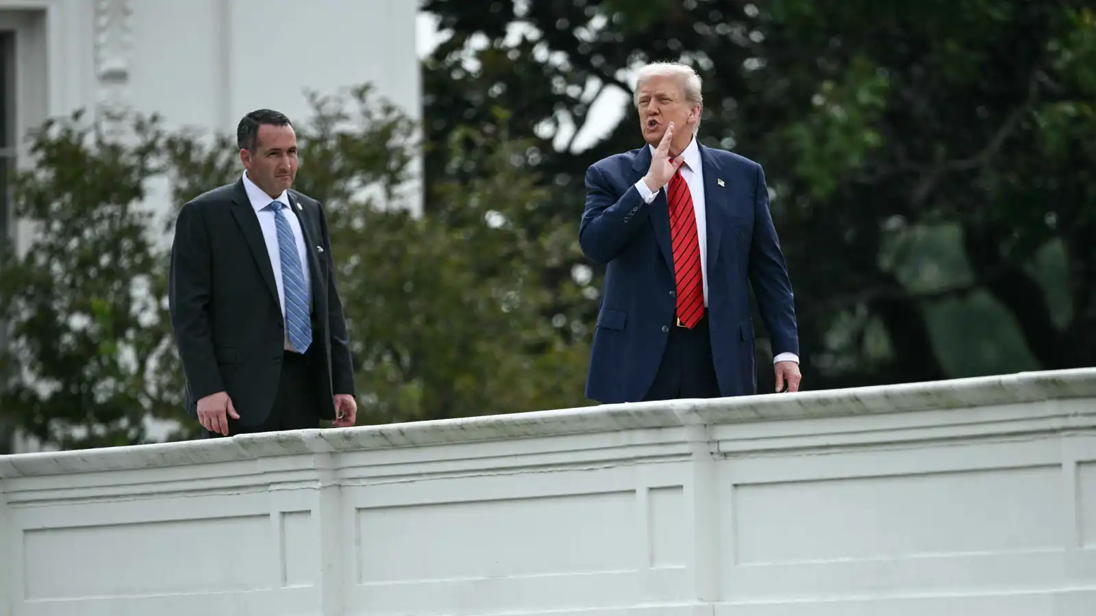 "صواريخ نووية".. ترامب يدلي بتصريحات ساخرة من فوق سطح البيت الأبيض (فيديو)