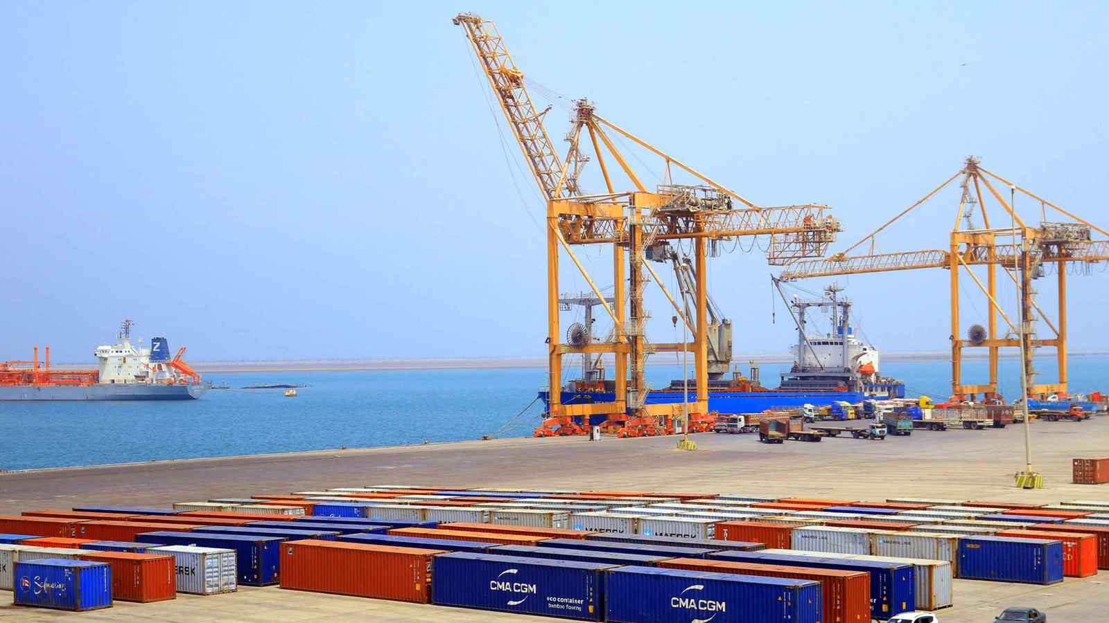 انتهاك للقانون الأمريكي.. واشنطن تحّذر من التعامل مع موانئ الحوثيين