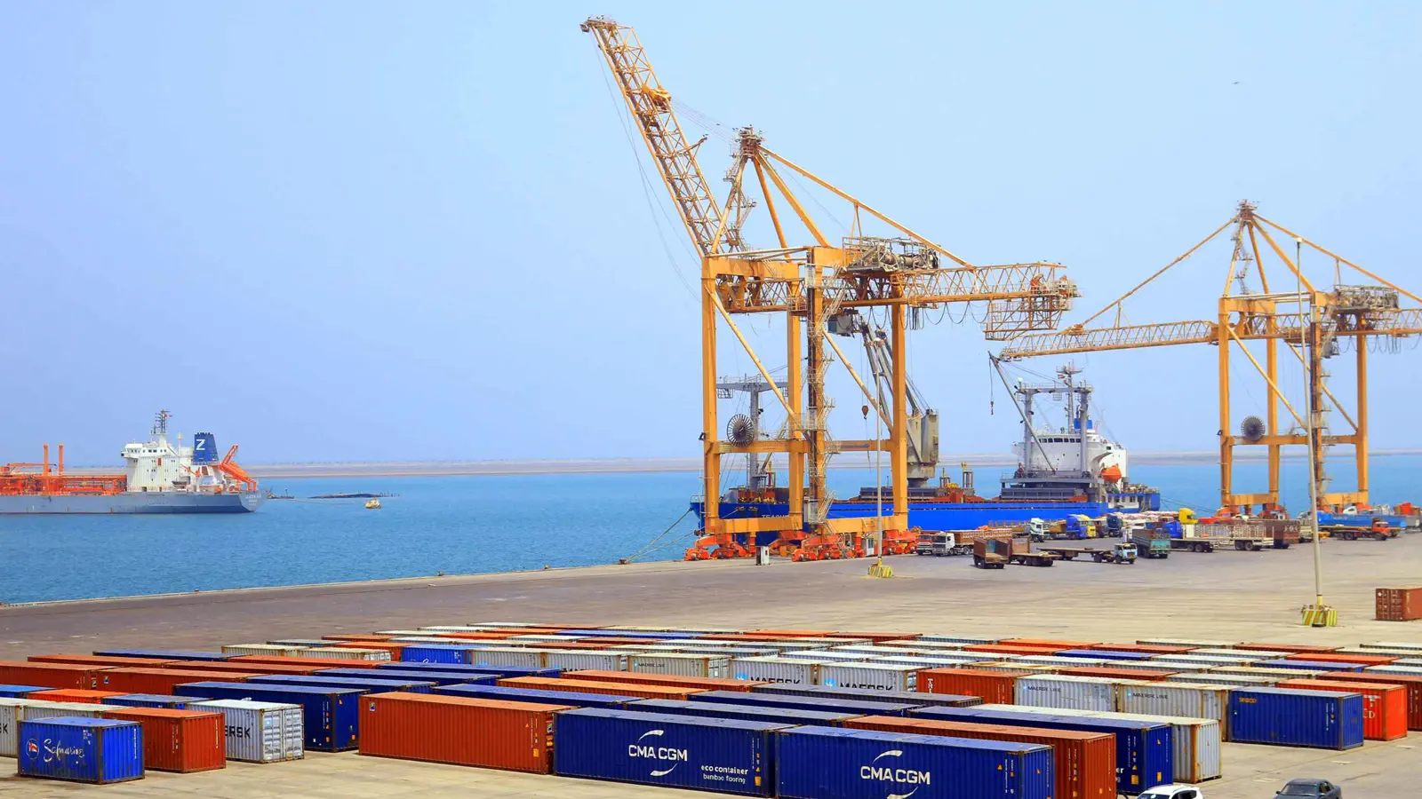 انتهاك للقانون الأمريكي.. واشنطن تحّذر من التعامل مع موانئ الحوثيين