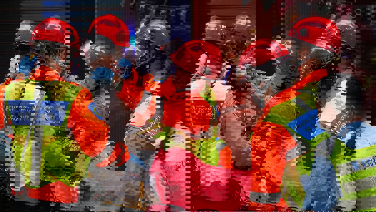 حريق يحاصر 150 شخصا فوق مبنى "التجارة العالمي" في هونغ كونغ (فيديو)