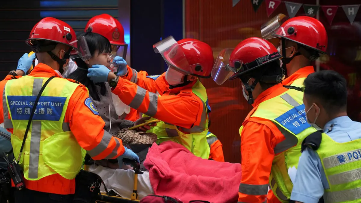 حريق يحاصر 150 شخصا فوق مبنى "التجارة العالمي" في هونغ كونغ (فيديو)