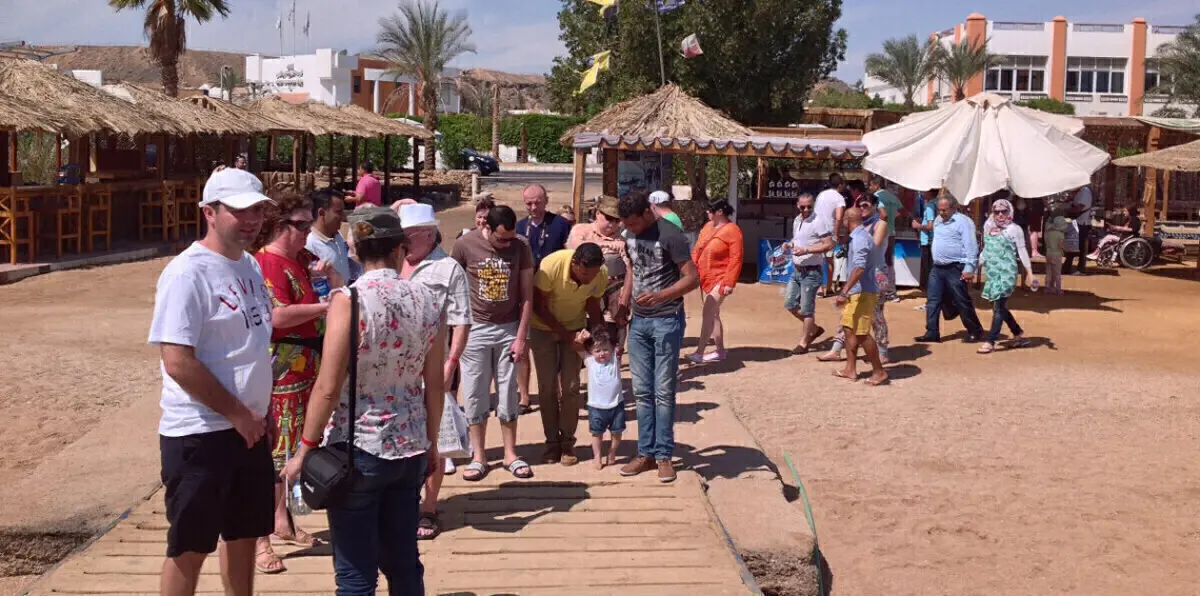 رواية جديدة حول سبب مشاجرة عنيفة بين سائح كويتي ورجال أمن بمصر (فيديو)