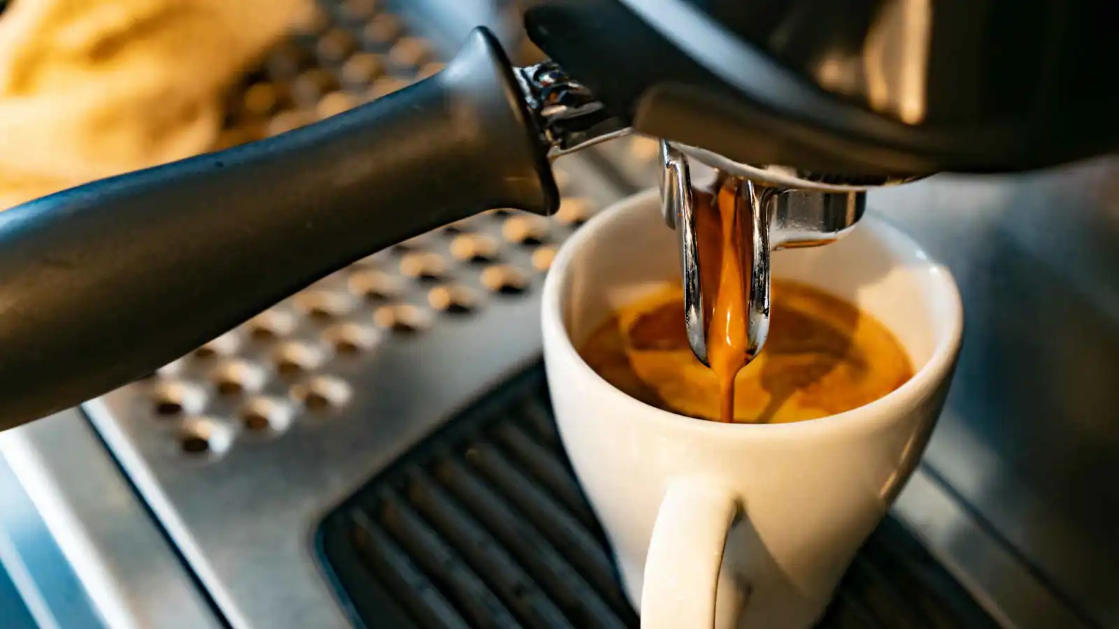 رشفة قهوة تتحول لكابوس.. شابة تركية تصارع الموت (فيديو)