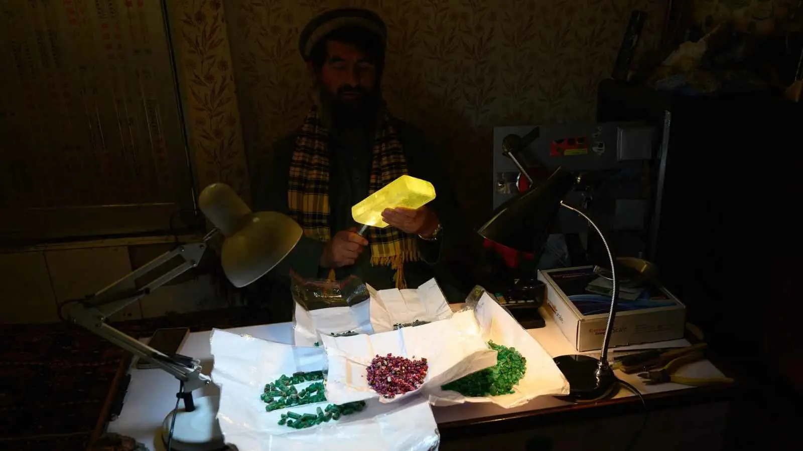 مزادات الزمرد.. طالبان تبحث تحت الأرض لإنعاش اقتصادها (صور)