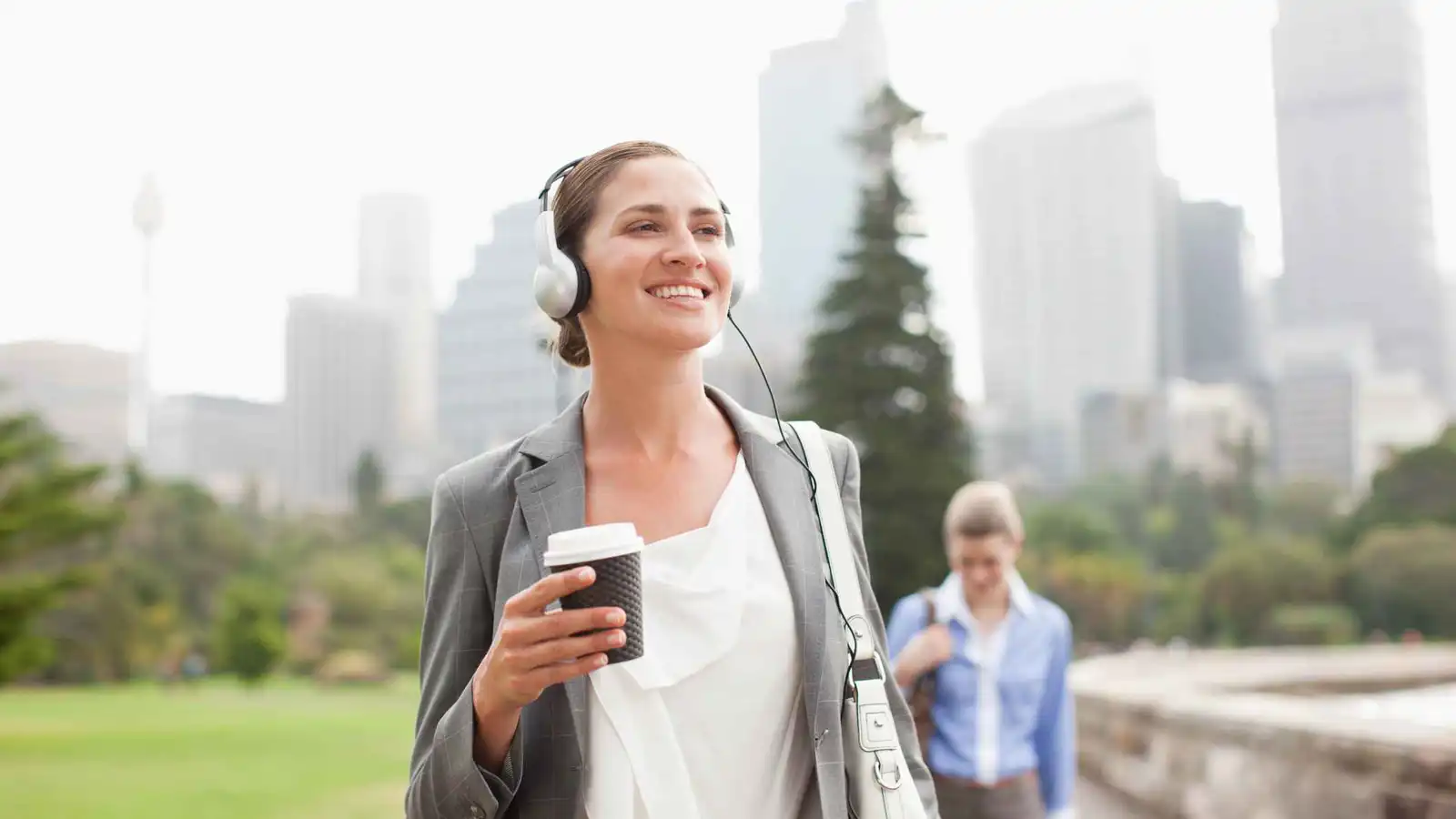 كيف تسيطر الأصوات حولك على عقلك دون أن تشعر؟