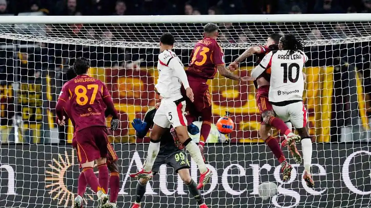 بيليغريني ينقذ روما أمام ميلان ويقدم هدية لإنتر (فيديو)