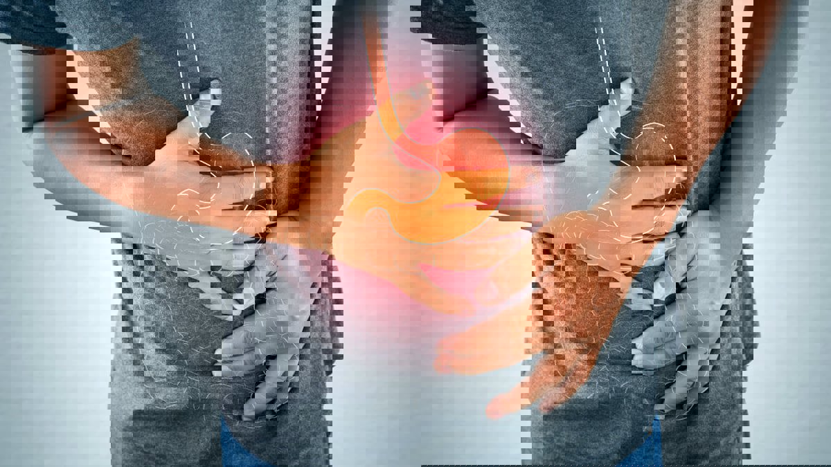 ما هي أسباب وأعراض قرحة المعدة؟