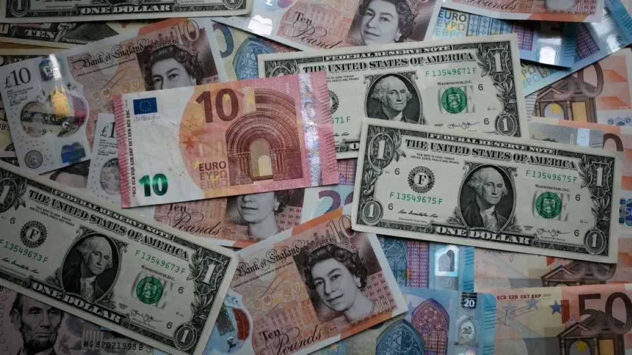 "دومينو" العملات.. "أم الأزمات" النقدية تلوح في أفق الاقتصاد العالمي