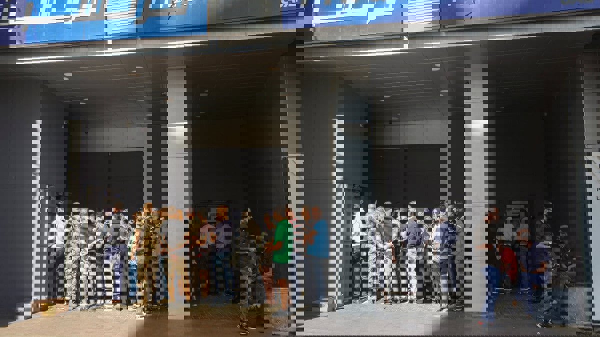 بعد فتح أبوابها جزئيا.. صفوف انتظار طويلة أمام المصارف في لبنان