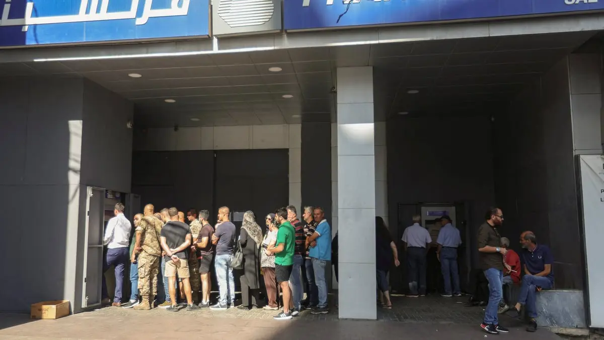 بعد فتح أبوابها جزئيا.. صفوف انتظار طويلة أمام المصارف في لبنان