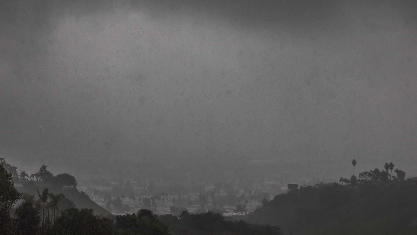 "قطار الأناناس السريع" يهدد كاليفورنيا بالفيضانات (فيديو)