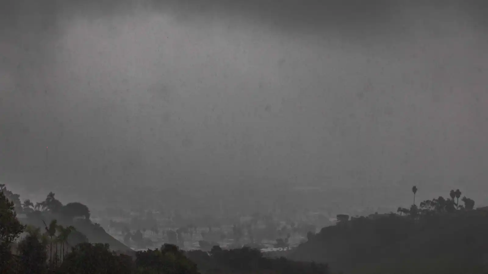 "قطار الأناناس السريع" يهدد كاليفورنيا بالفيضانات (فيديو)