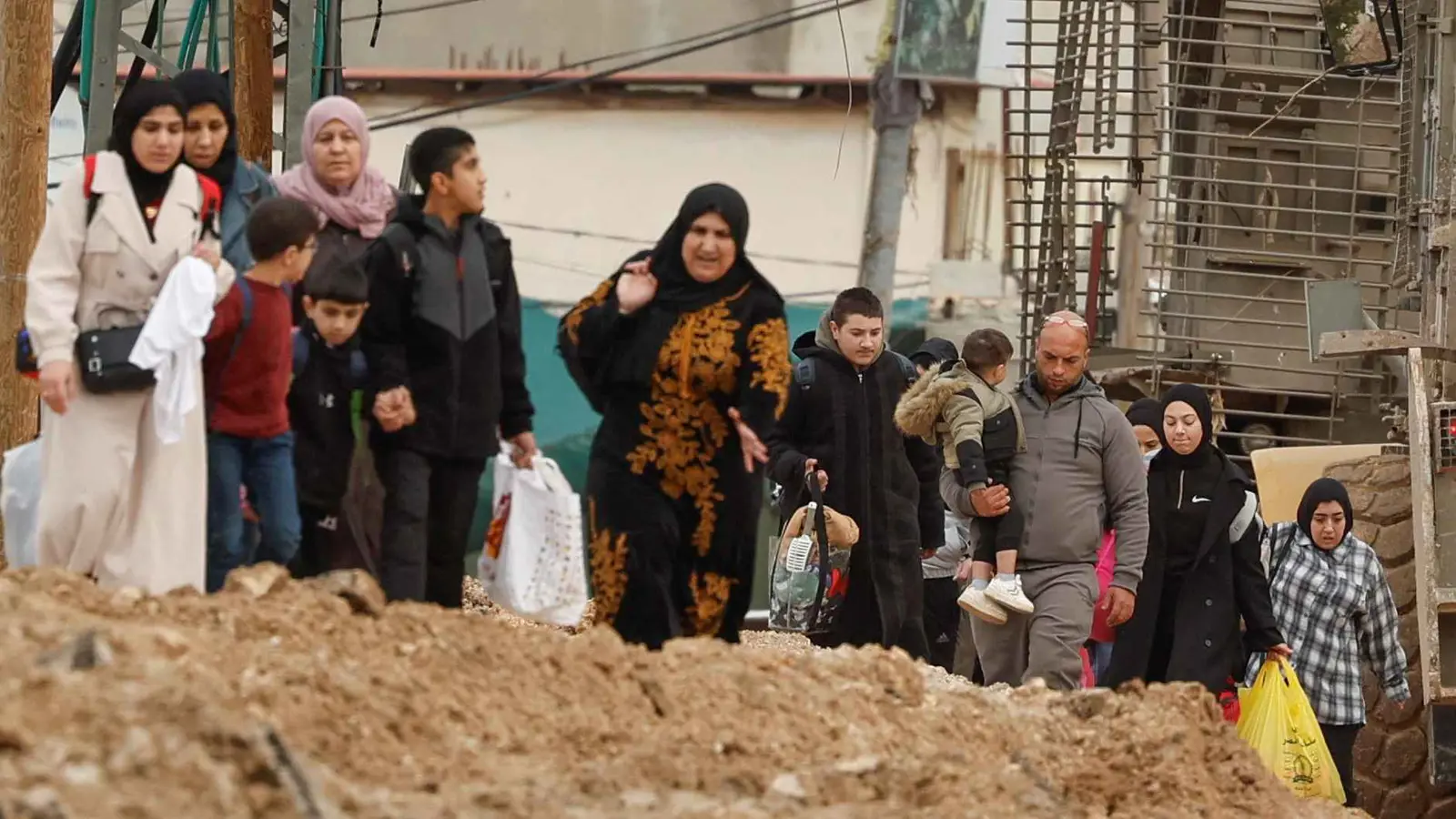 تفاقم النزوح الفلسطيني من مخيم جنين بعد أوامر "الإخلاء" (فيديو)