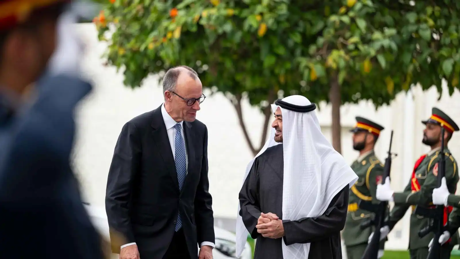 محمد بن زايد يبحث مع مستشار ألمانيا العلاقات بين البلدين