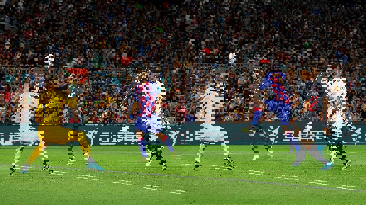 برشلونة يمطر مرمى إشبيلية برباعية ويرتقي لوصافة ترتيب الدوري الإسباني (فيديو)