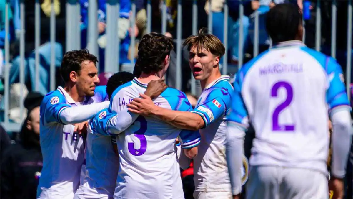 احتساب أول هدف بموجب قاعدة "التسلل الواضح" في الدوري الكندي (فيديو)