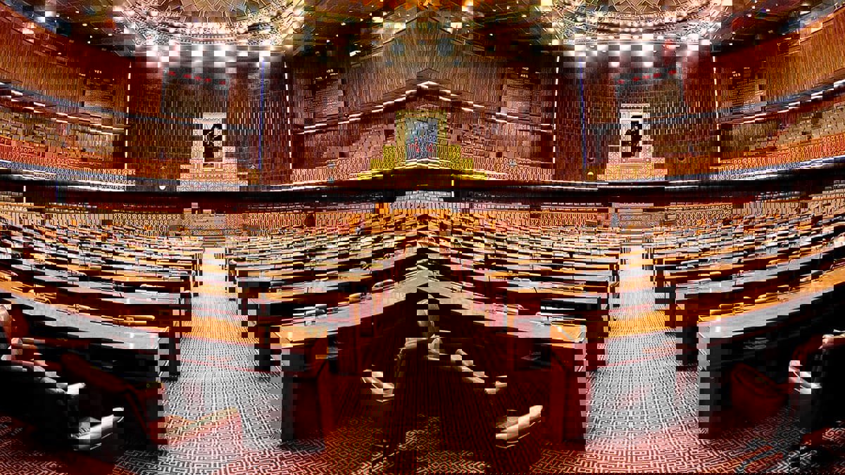 الائتلاف الحاكم الجديد في باكستان يحكم قبضته على البرلمان