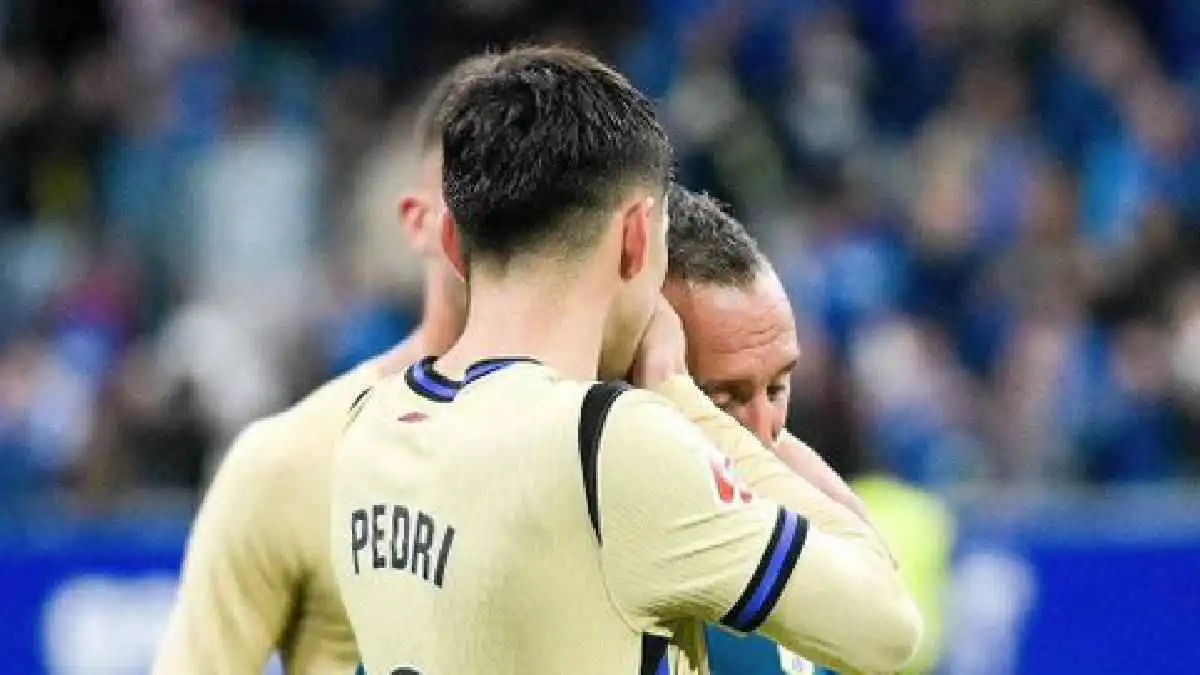 من هو لاعب ريال أوفييدو الذي طلب بيدري قميصه أمام الجميع؟ (صور)